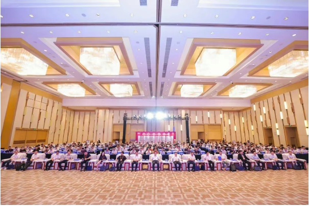 安徽華宇電纜集團董事長葉明竹應邀出席首屆中國線纜行業G100企業家領袖峰會暨2025年高質量發展大會